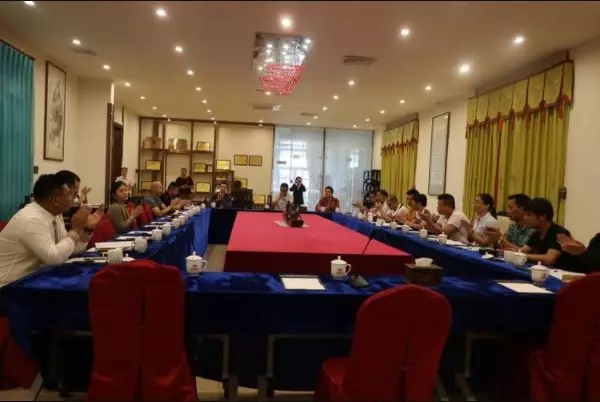 石基鎮(zhèn)個(gè)私協(xié)會(huì)全體理事鼓掌通過